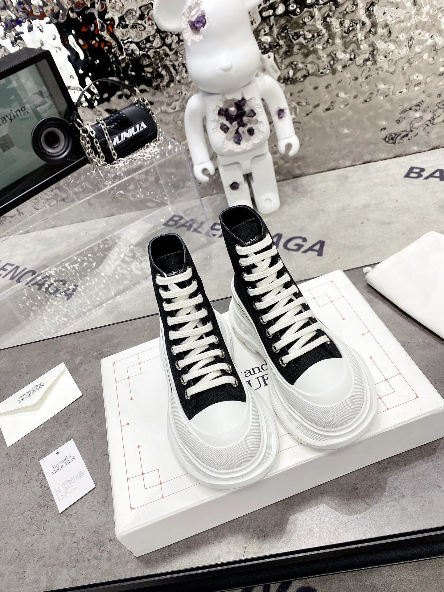 👟👟Ex-factory price 520👟👟 Women's shoes, women's clothing 🇨🇳Top version🇨🇳Alexander McQueen's new couple shoes! I really love this McQueen shoe❤ The dark series is so cool! It looks really good on the feet 😍 There is a combination version of Balenciaga and Converse that looks so cool together. The upper is made of original space Monica cloth customized in Mexico and has a warm and moist color. The inner padding is made of silk sheepskin imported from Italy. Full of flexibility! The round toe design allows the toes to be completely released and get rid of the original pressure of the shoes! The outsole adopts the original molded TU outsole. Super wear-resistant, the combination of several layers of outsole is complex. ⚠Look for our original development version and color. Size: Female 34-41 Male 38-46